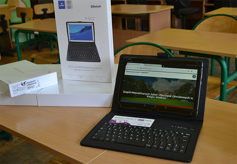 50 tabletów wraz z usługą dostępu do Internetu w formie „Szkolnych Pakietów Multimedialnych OSE”